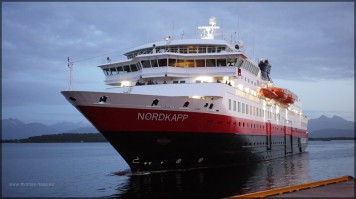 MS NORDKAPP im Hafen von Molde