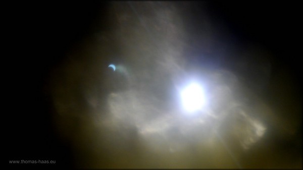 Sonnenfinsternis als Spiegelung im Objektiv, März 2015