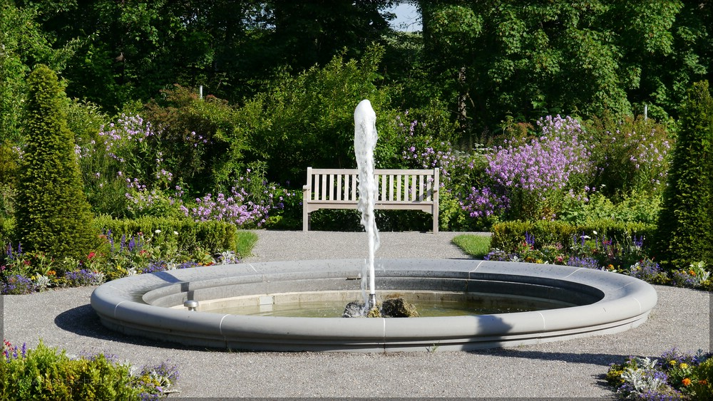 Der Springbrunnen im historischen Klostergarten, Juni 2016