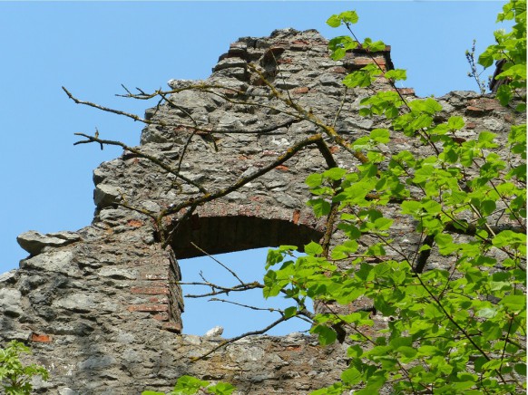 Detail der Burgruine Hochhaus, April 2018