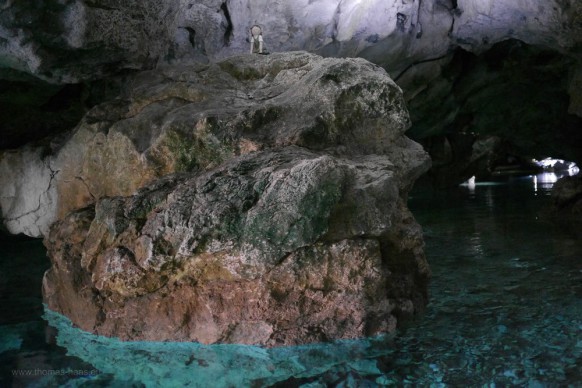 Blick in die Tiefe der 70 m langen Höhle, Mai 2018