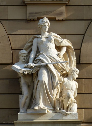 Skulpturen am Eingang des Justizgebäudes in Ulm