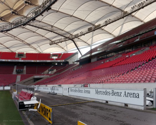 Die Haupttribüne von der Rasenkante aus gesehen, Mercedes-Benz Arena, Stuttgart, 2018