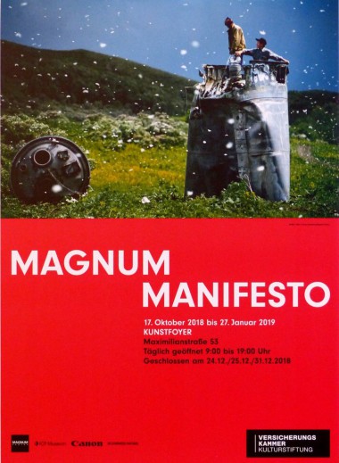 Ausstellungsplakat mit Hinweis auf die Münchner Ausstellung MAGNUM MANIFESTO
