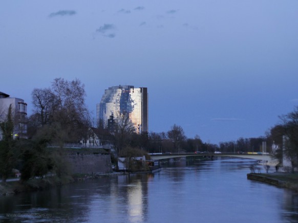 Ulmer Maritim-Hotel, Abendstimmung, Spiegelung in der Donau, März 2019