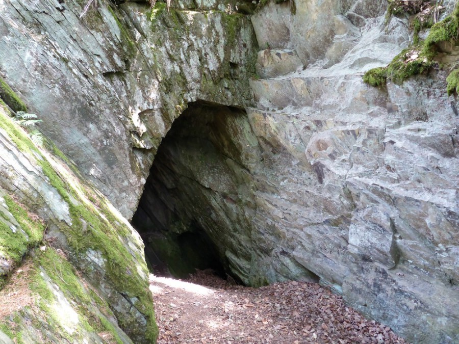 Höhle am Wanderweg...