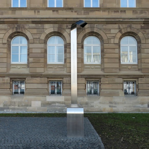 Erinnerungszeichen vor dem Landgericht in Ulm, 2020