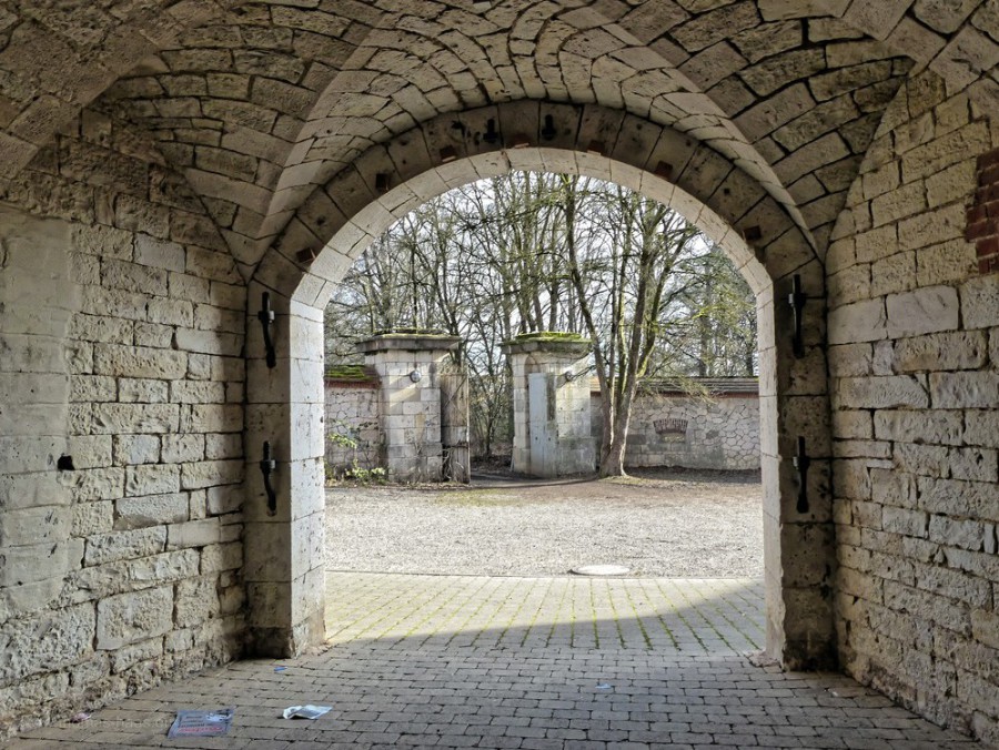 Fort Unterer Eselsberg, Blick zum Werkstor, 2020