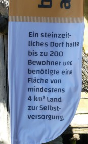 Info-Fahne zum Steinzeitdorf...