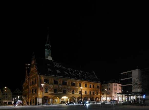 Bild des Monats, März 2023 -Das beschneite Ulmer Rathaus, aus sechs Motiven gestiched.
