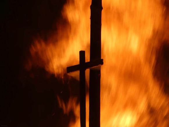 Bild des mOnats, April 2023. Ostern kommt! Das lodernde Kreuz vom Funkenfeuer, Bellenberg, März 2023