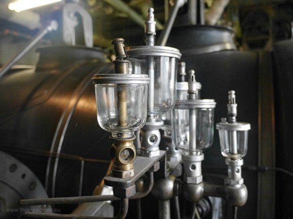 Gläser für Maschinenöl an der Dampfmaschine...