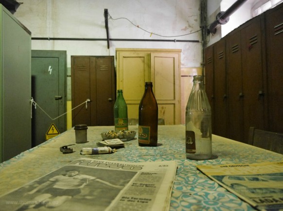 Aufenthaltsbereich, Tisch, leere Flaschen, Zeitungen...