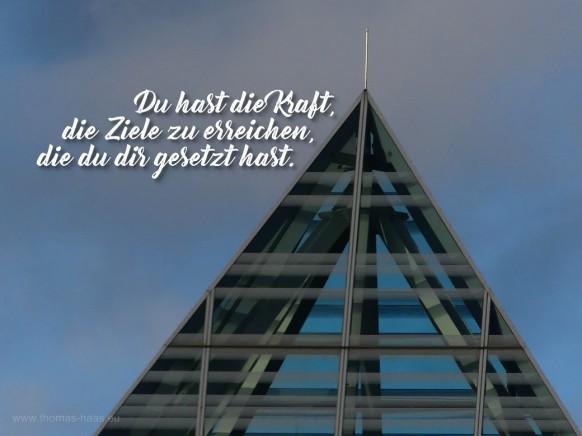 Glaspyramide in Ulm mit Motivationsspruch für 2024