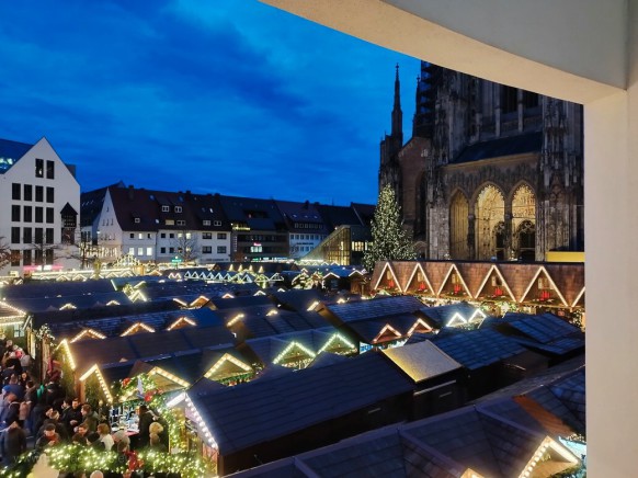 Der Weihnachtsmarkt in Ulm vom Stadthausbalkon mit dem Münsterportal, 2023