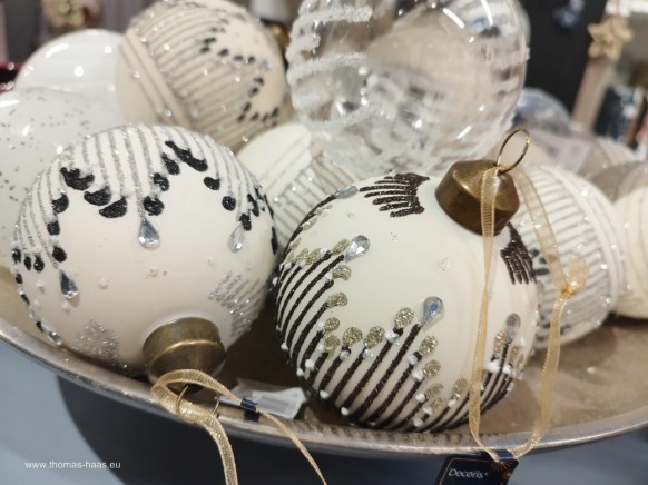 Bild des Monats, Dezember 2025, weiße Christbaumkugeln mit glitzerndem Zierrat...