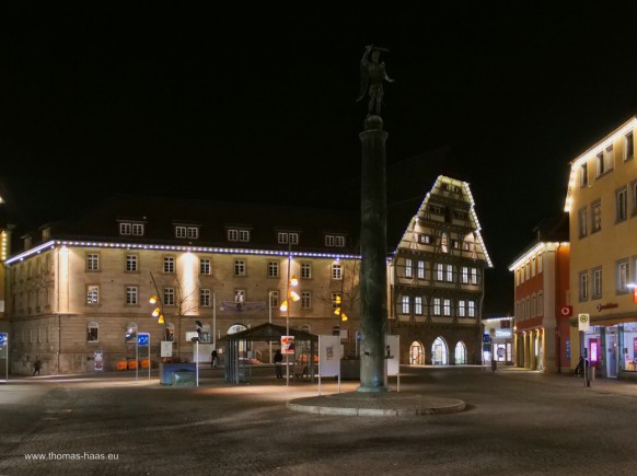 Bild des Monats - März 2026 - Das Heilig-Geist-Spital am Marktplatz von Schwäbisch Gmünd, Nachtaufahme.