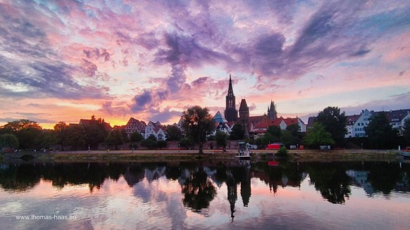 Bild des Monats, September 2026 - Abendlicht über Ulm, entlang der Donau...